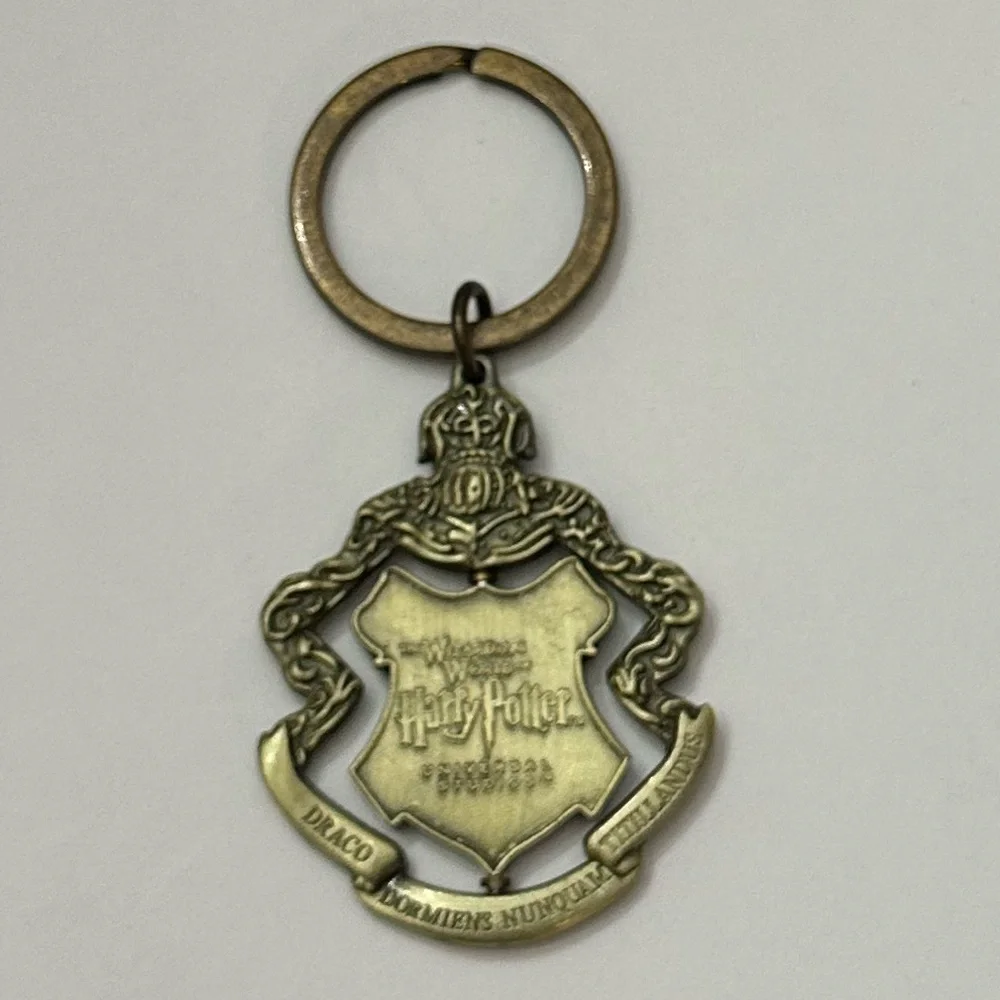 NWOT Universal Studios The Wizarding World of Harry Potter Crest Keychain
